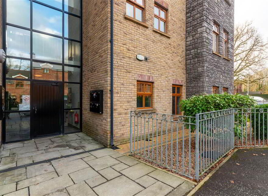 Apt 13, Old Golf Course Park, Dunmurry, Belfast, BT17 0FH