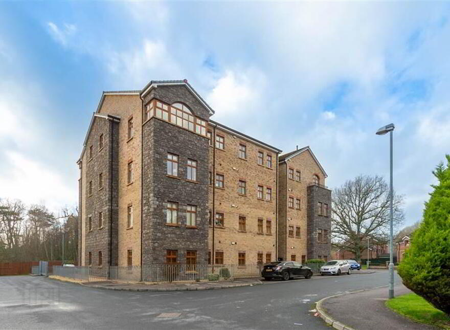 Apt 13, Old Golf Course Park, Dunmurry, Belfast, BT17 0FH photo