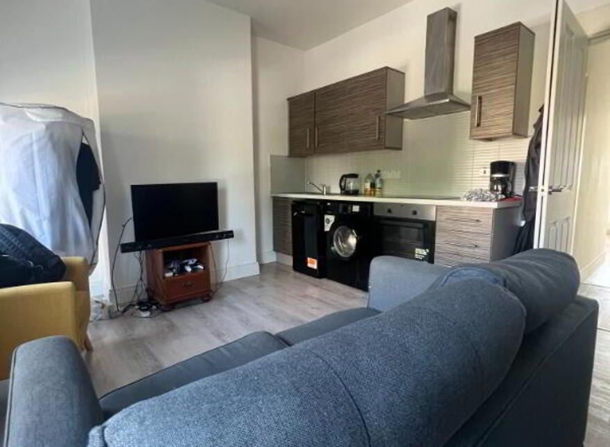 Apt 2, 34 Lisburn Road, Belfast, BT9 6AA