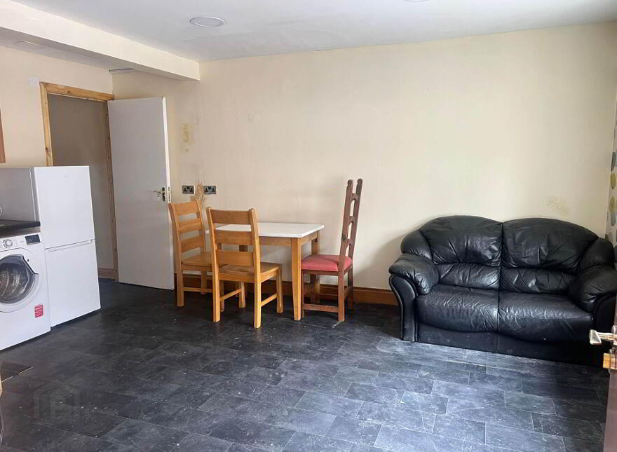 37 College Street, Cavan Town, H12E5Y8
