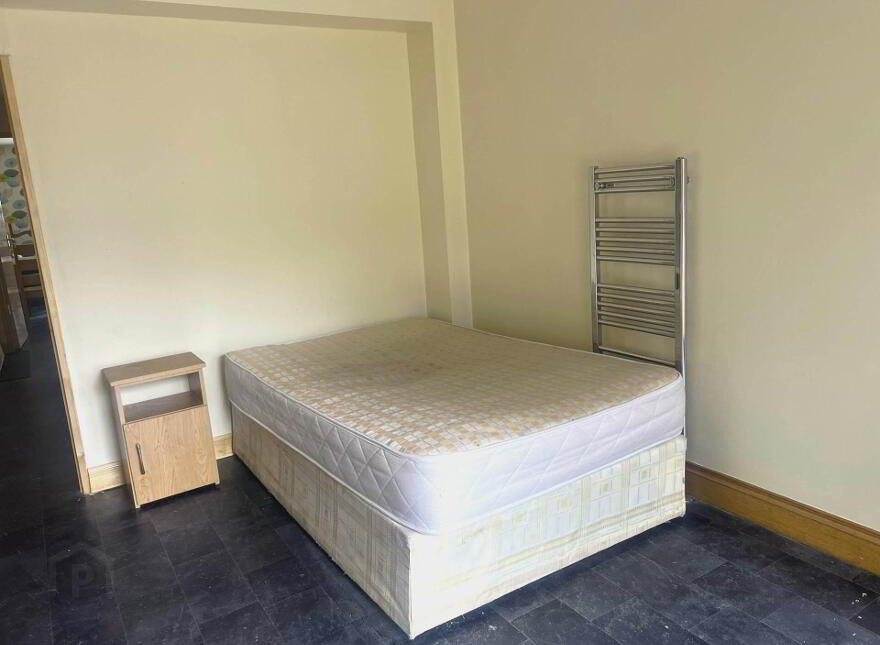 37 College Street, Cavan Town, H12E5Y8