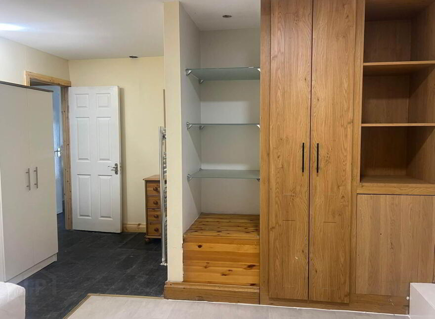 37 College Street, Cavan Town, H12E5Y8