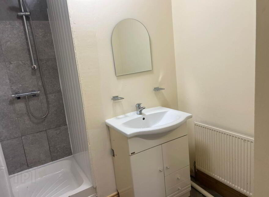 37 College Street, Cavan Town, H12E5Y8