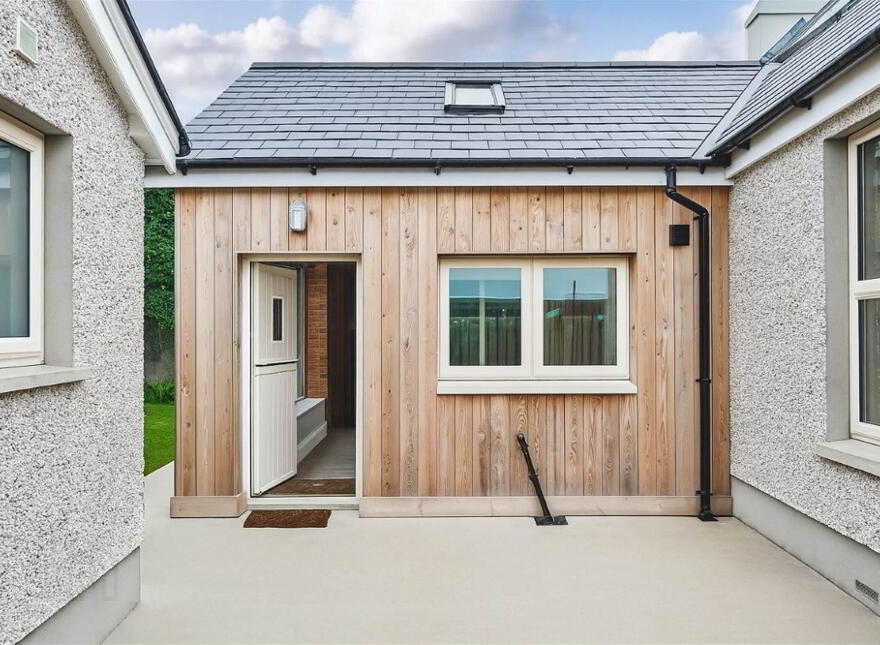 10 Queenora Avenue & Seperate Annex, Portstewart, BT55 7BU