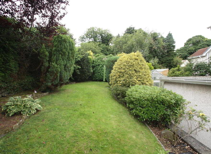 5 Pine Grove, Ballynahinch, BT24 8EW