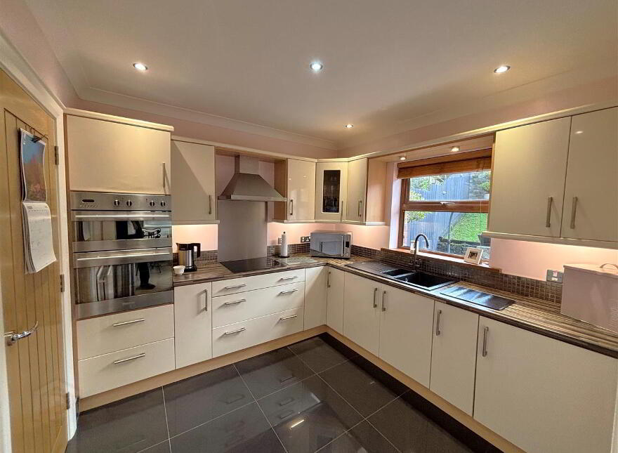 25 Lyndhurst View Avenue, Belfast, BT13 3XB
