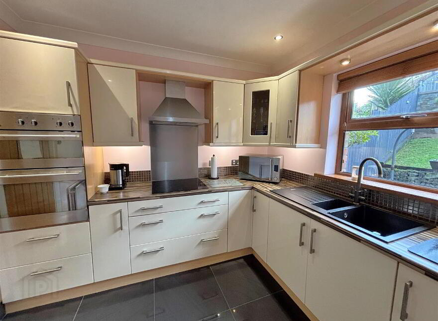 25 Lyndhurst View Avenue, Belfast, BT13 3XB