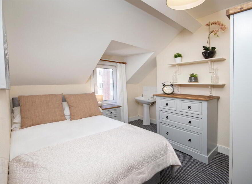 Room 6, 96 Cromwell Road, Belfast, BT7 1JY photo