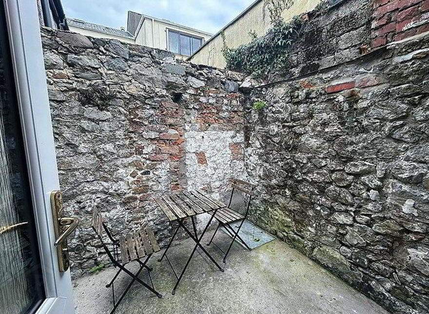 1 Carpenters Court, Narrow West Street, Drogheda, A92KR2D
