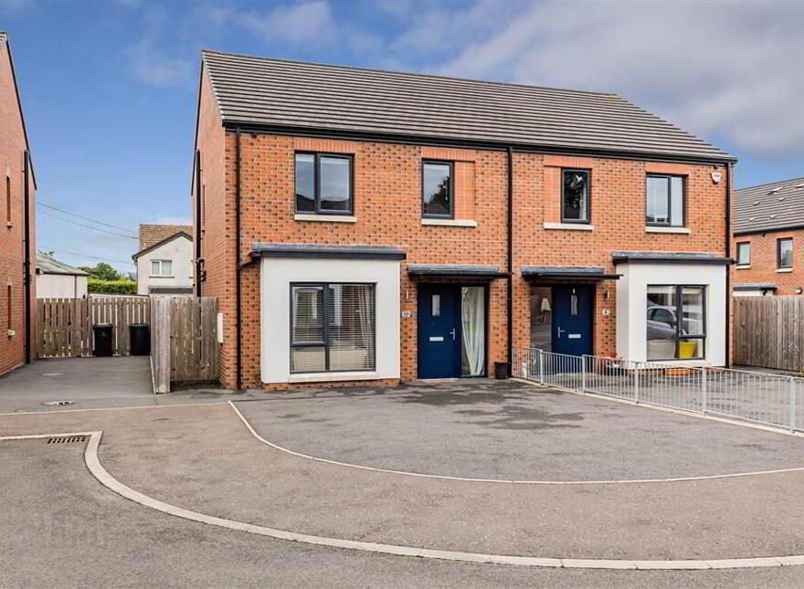 10 St James Place, Royal Hillsborough, BT26 6TL photo