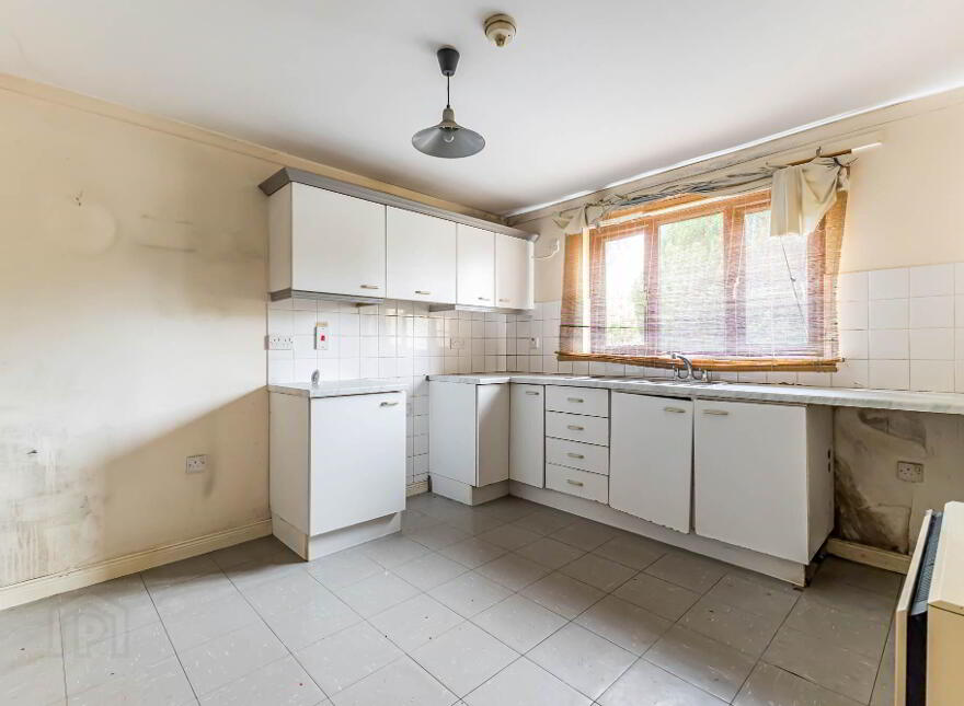 11 Waverley Court, Lisburn, BT28 1TF
