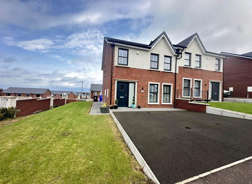 83 Blackthorn Rise, Larne, BT40 2HJ photo