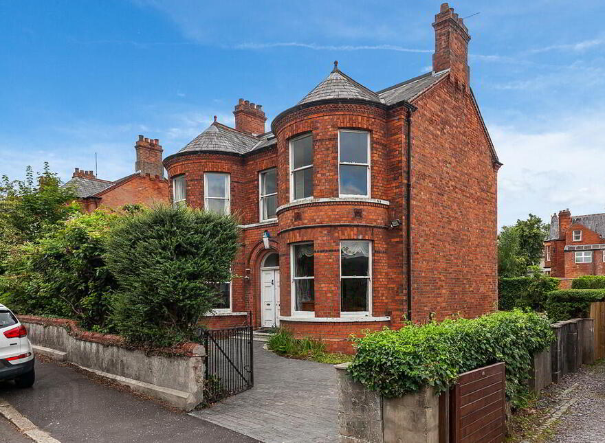 17 Maryville Park, Belfast, BT9 6LN photo