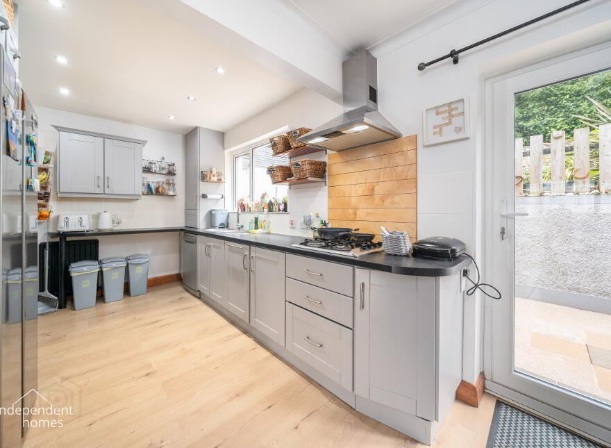 37 Glenarm Road, Larne, BT40 1BN