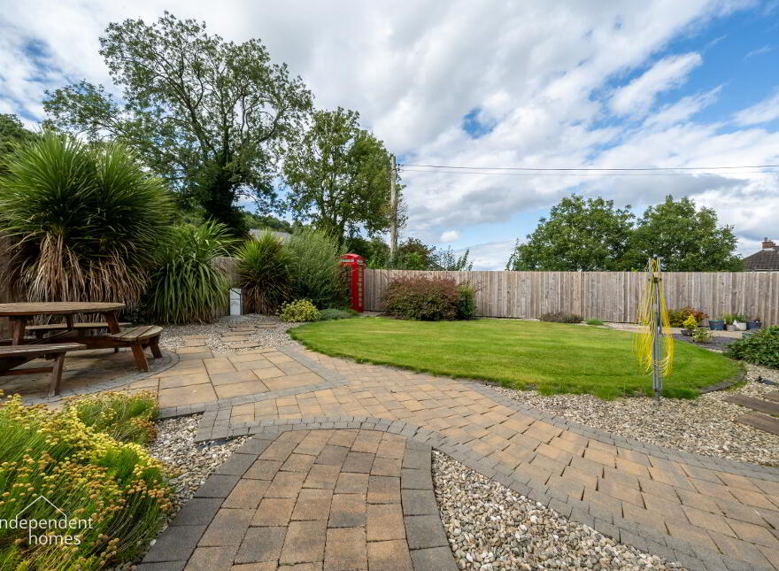 16  Glenburn Drive, Larne, BT40 3DL