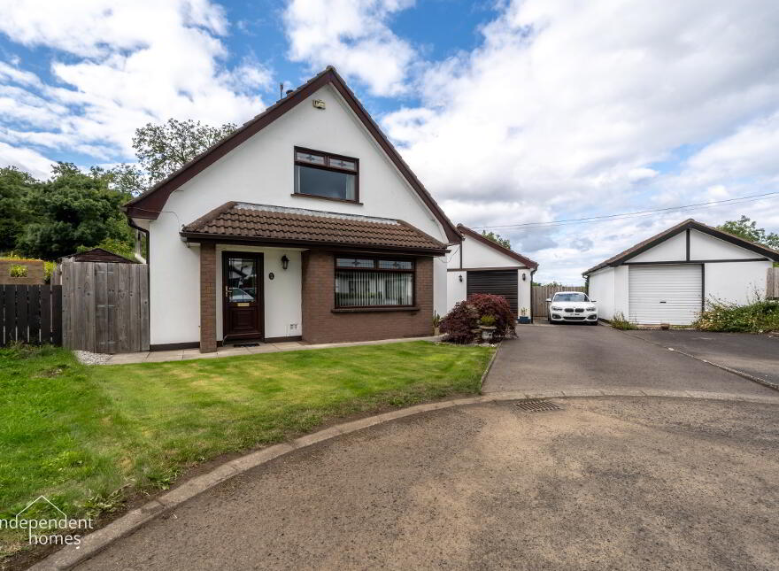 16  Glenburn Drive, Larne, BT40 3DL photo