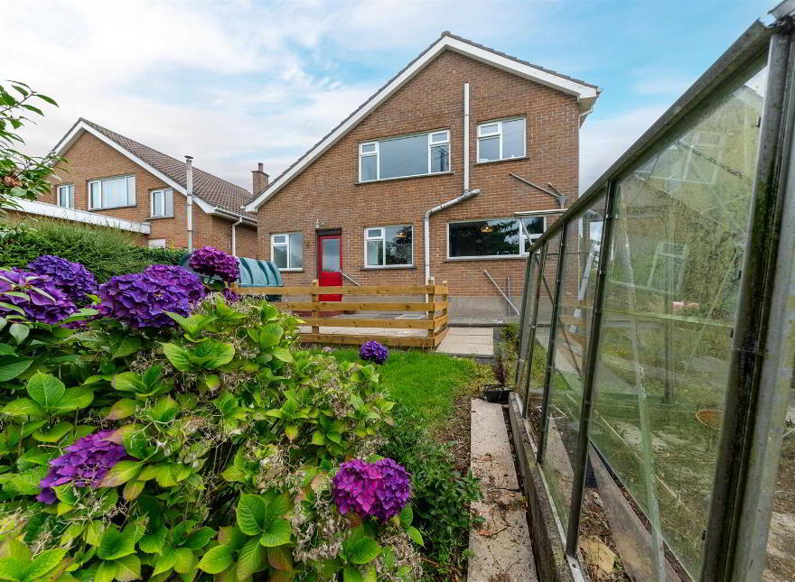 11 Moyra Crescent, Ballynahinch Road, Saintfield, BT24 7AG