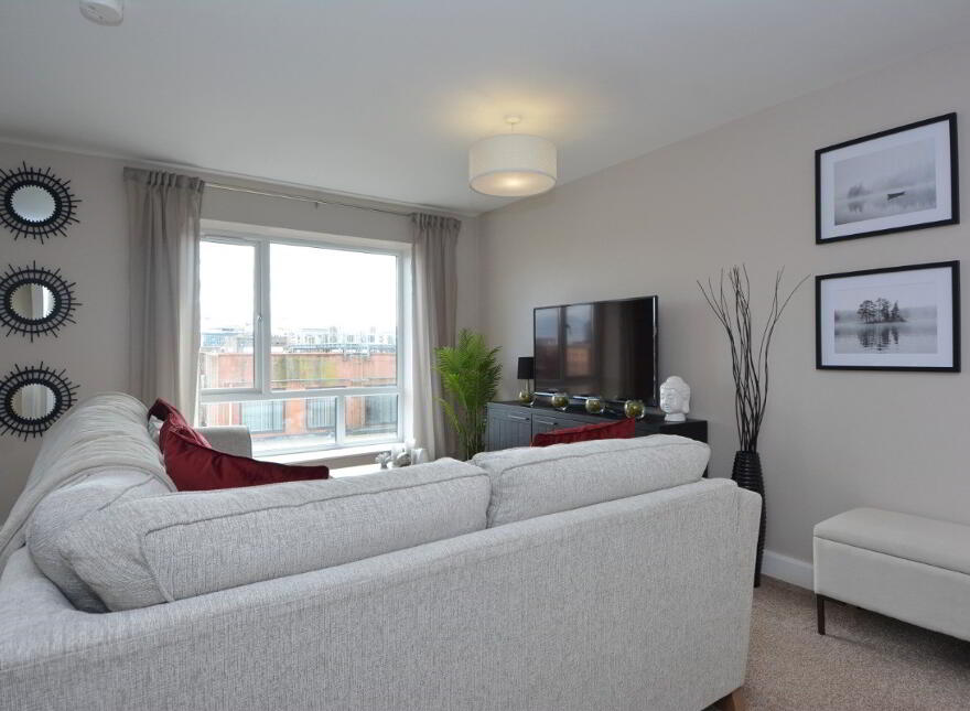 606 College Court Central, 56 King Street, Belfast, BT1 6BZ