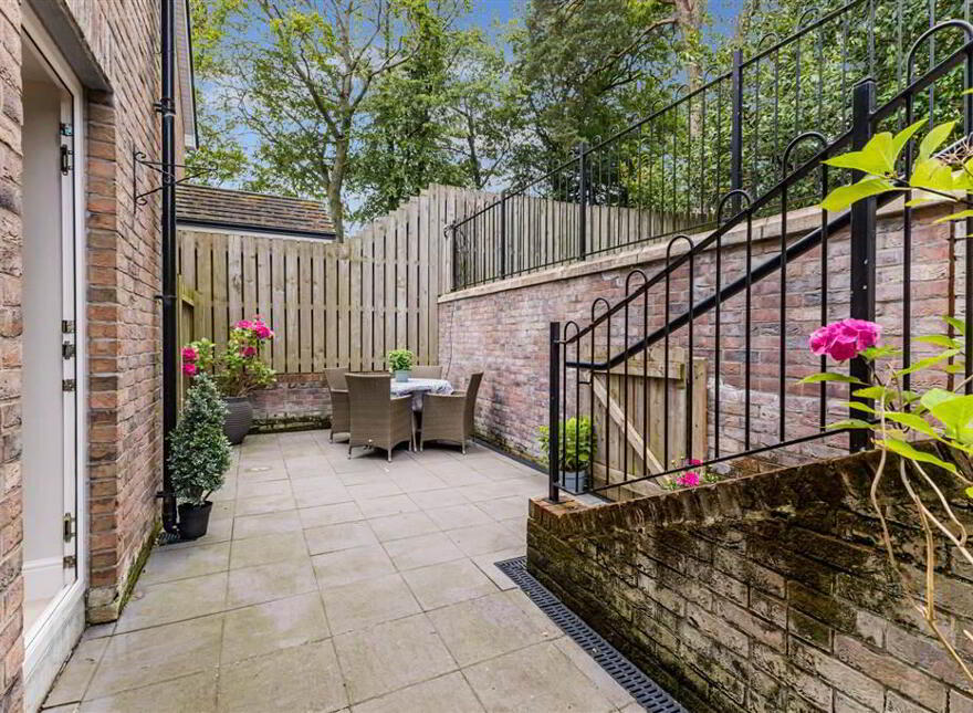 2 Linen Mews, Lisburn, BT28 3WU