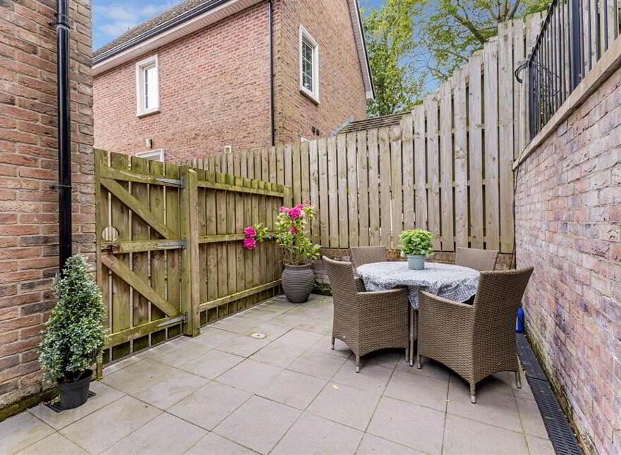 2 Linen Mews, Lisburn, BT28 3WU