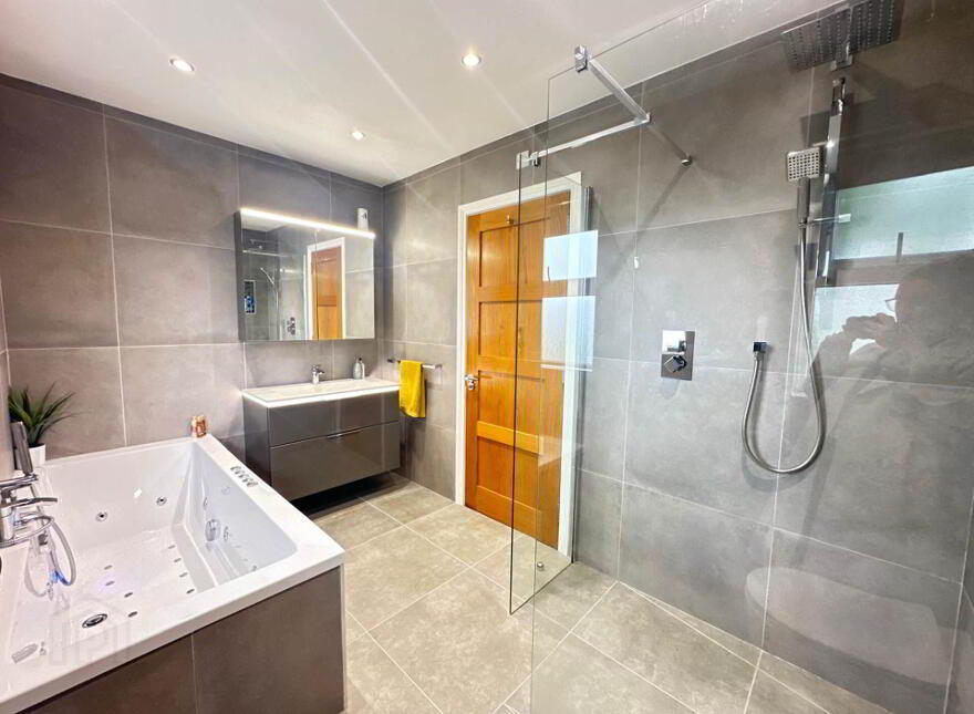 10 Manse Field Park, Larne, BT40 2NX