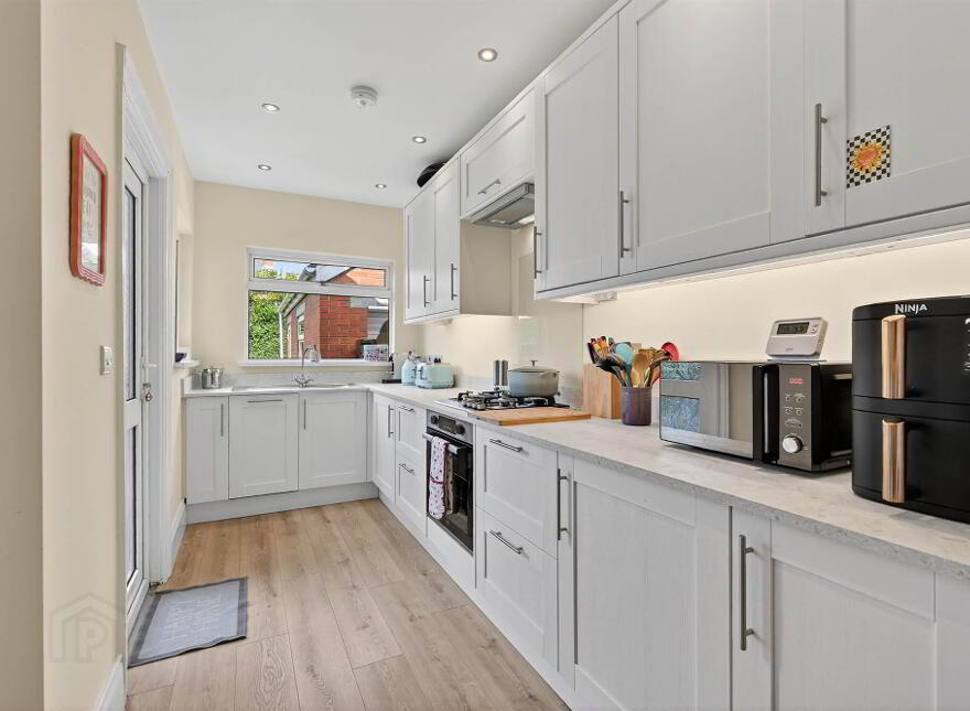 45 Pommern Parade, Belfast, BT6 9FY