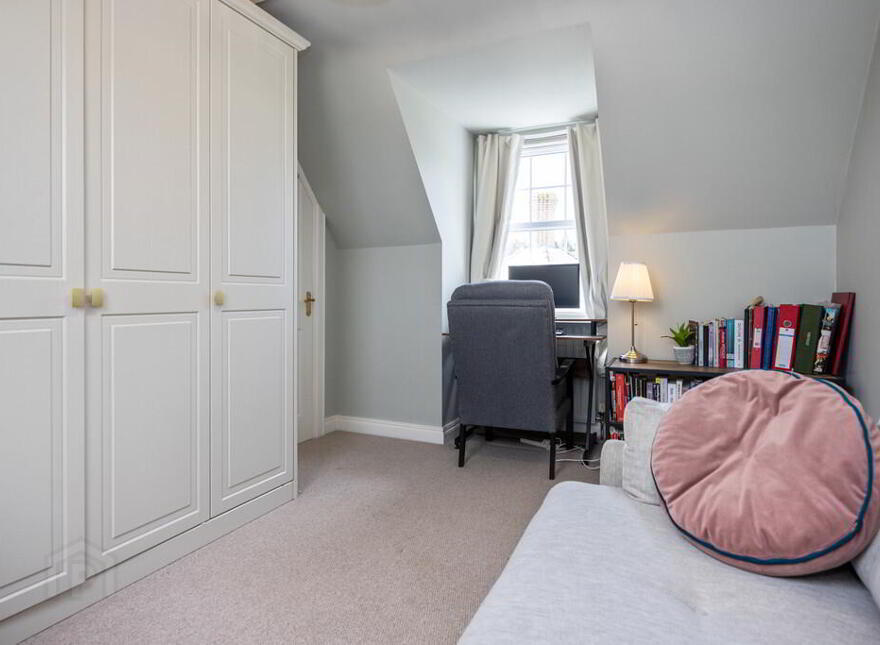 5 Governors Gate Crescent, Hillsborough, BT26 6FG