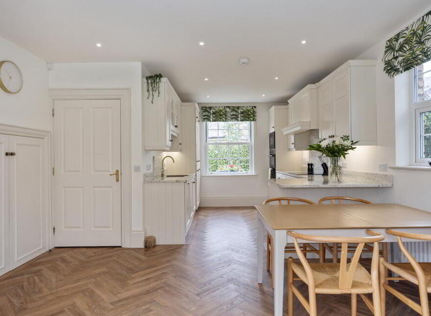 5 Governors Gate Crescent, Hillsborough, BT26 6FG