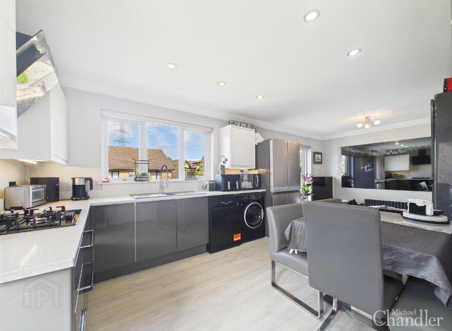98 Laurelgrove Dale, Belfast, BT8 6ZF
