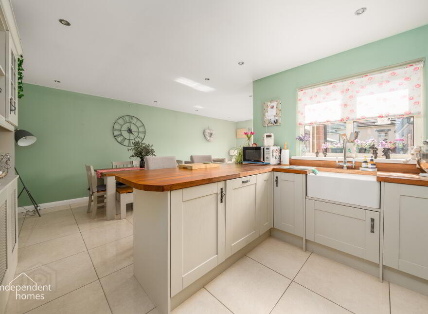 7 Lindara Crescent, Larne, BT40 2FF