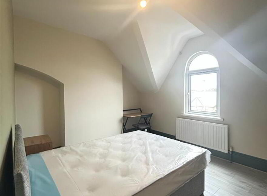 Rms 1,2,3, 4,5, 163 Ballygomartin Road, Belfast, BT13 3NA