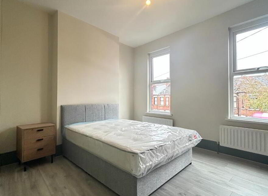 Rms 1,2,3, 4,5, 163 Ballygomartin Road, Belfast, BT13 3NA
