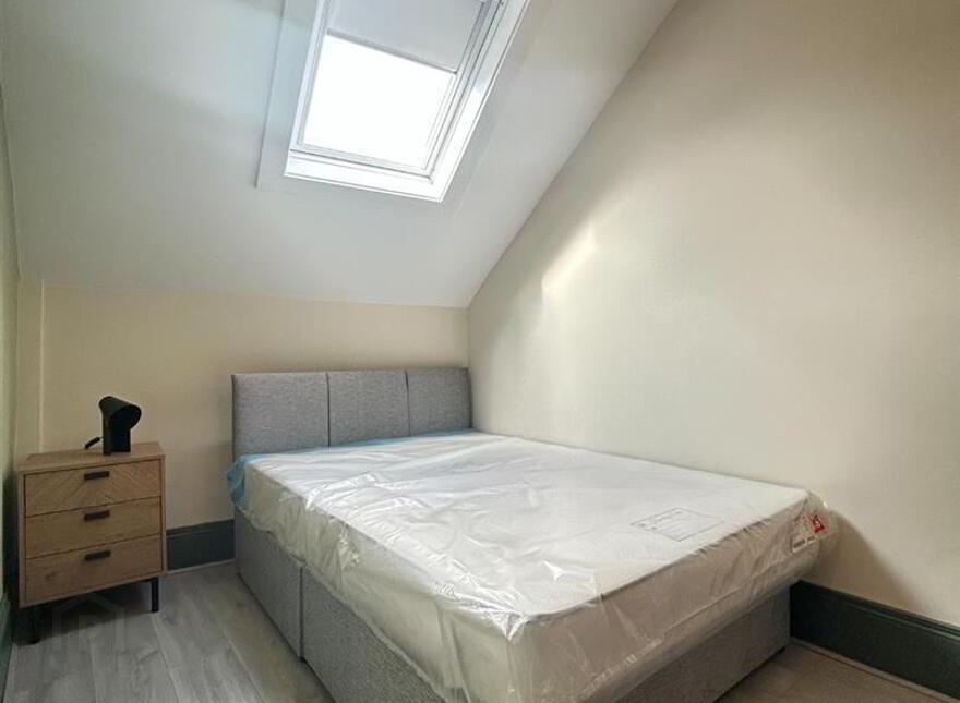 Rms 1,2,3, 4,5, 163 Ballygomartin Road, Belfast, BT13 3NA