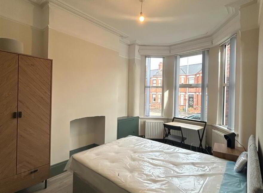 Rms 1,2,3, 4,5, 163 Ballygomartin Road, Belfast, BT13 3NA