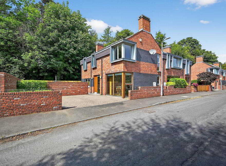 22 Greenvale, Off Ballyskeagh Road , Drumbeg, Belfast, BT17 9LR