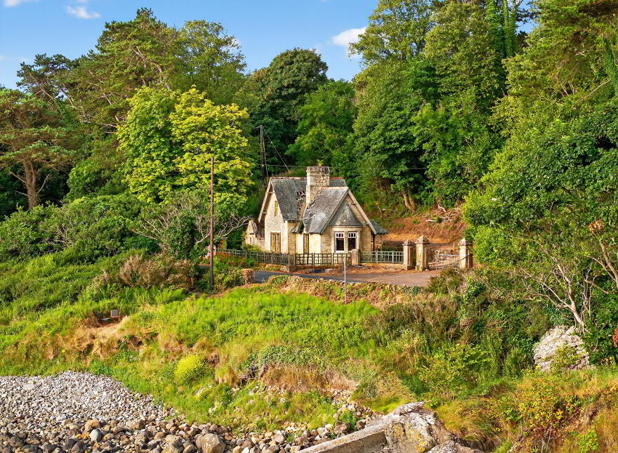 'Cairndhu Gate Lodge', 186 Coast Road, Ballygalley, Larne, BT40 2QG
