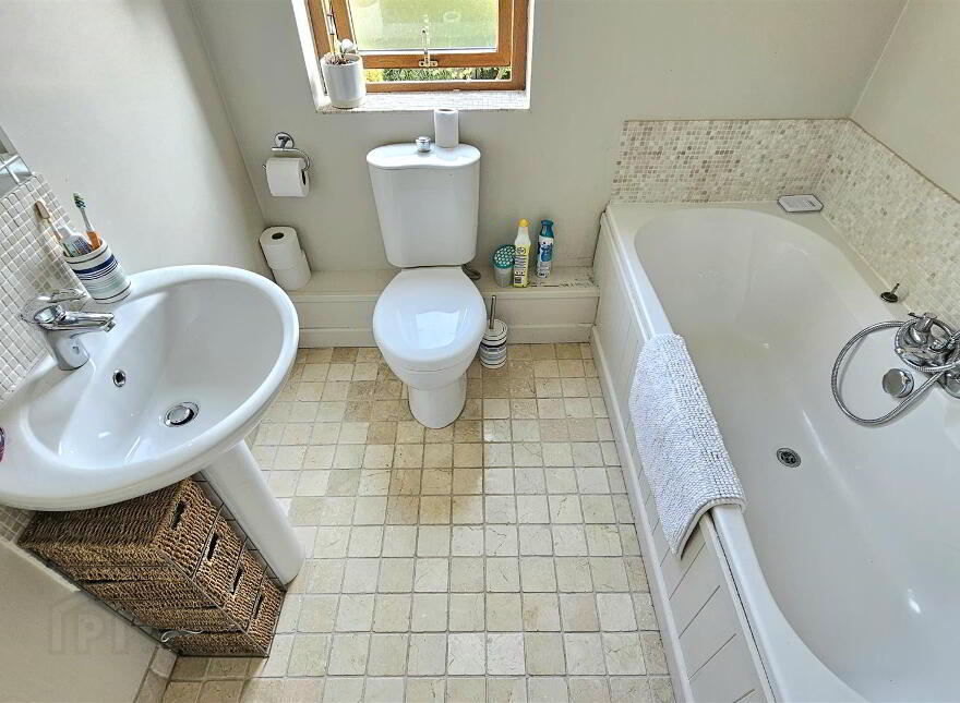 8 Bates Park, Greenisland, Carrickfergus, BT38 8LG