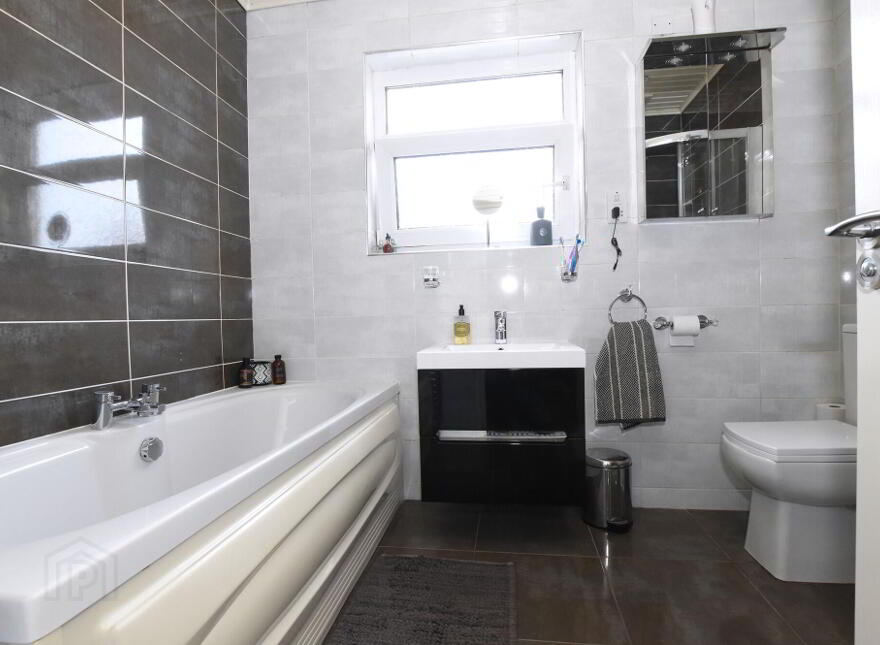 12 Arnold Grove, Lower Ballinderry, Antrim, BT28 2JL