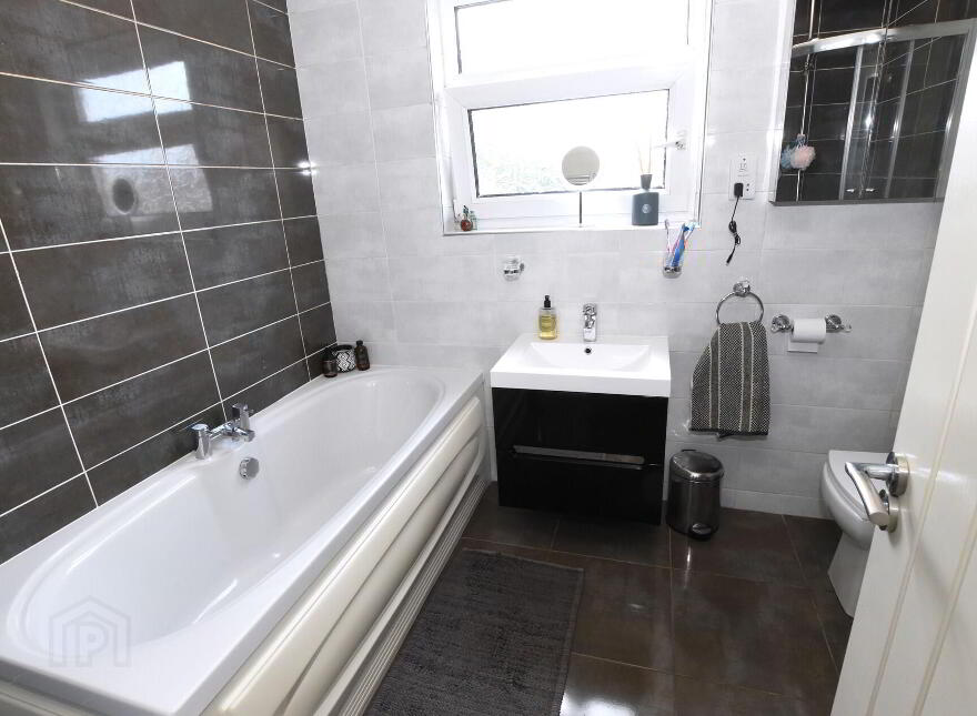12 Arnold Grove, Lower Ballinderry, Antrim, BT28 2JL