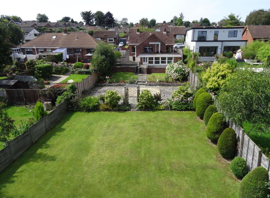 18 Carrisbrook Gardens, Lisburn, BT27 4PN