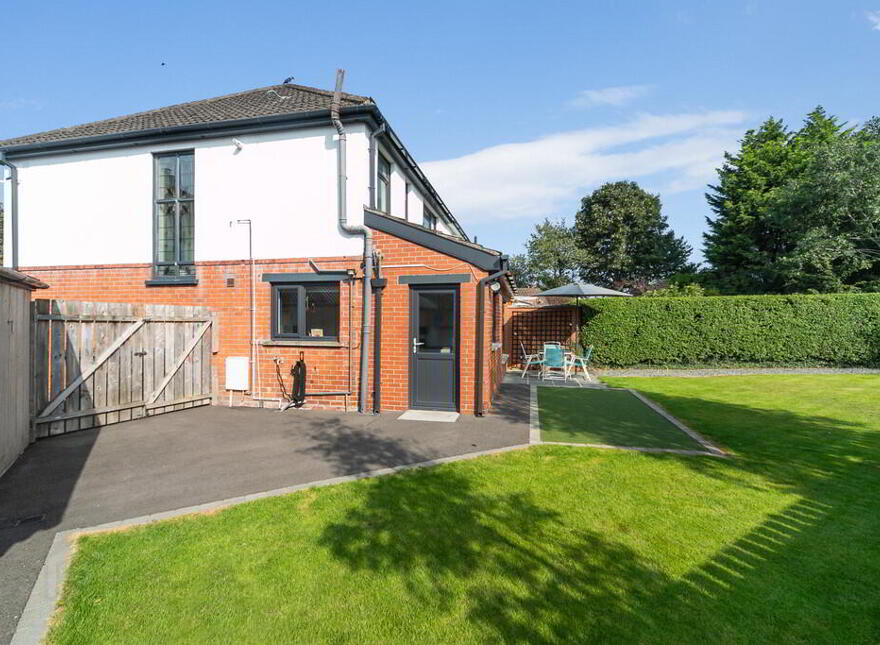 204 Sicily Park, Upper Lisburn Road, Belfast, BT10 0AQ