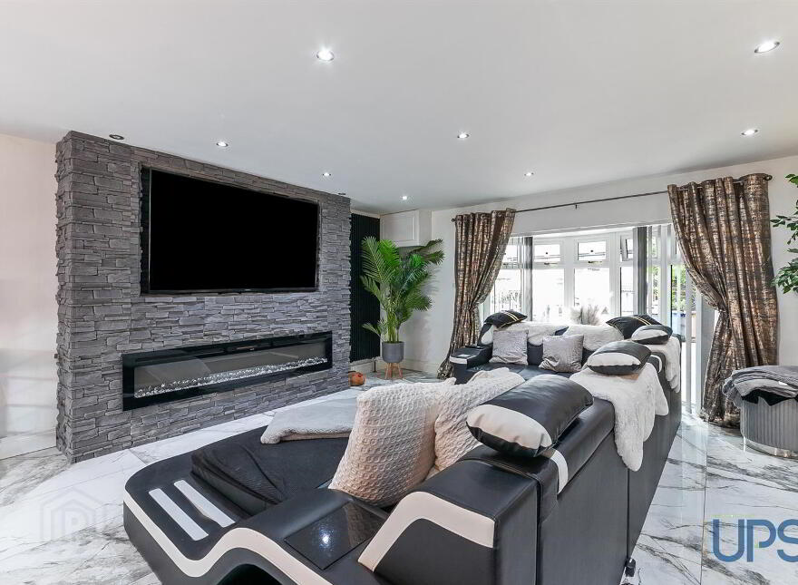 56 Lagmore Grove, Stewartstown Road, Belfast, BT17 0TD
