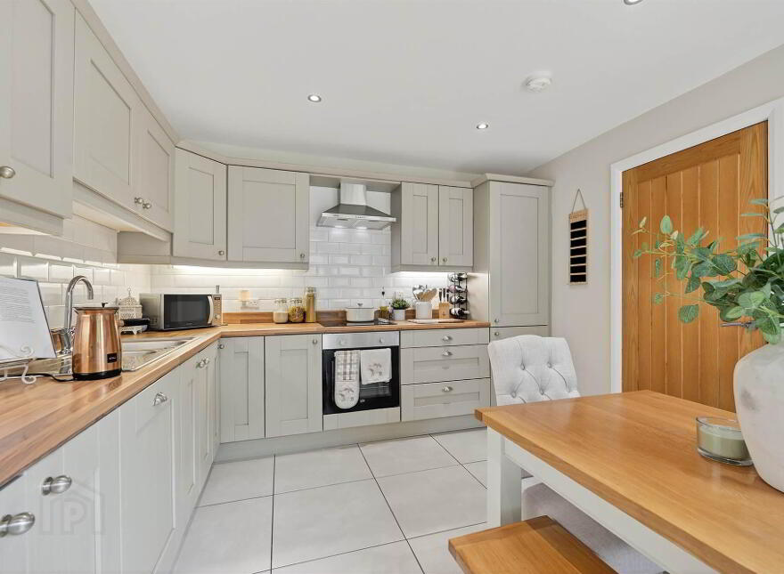 2b The Green, Dunmurry, Belfast, BT17 0EH