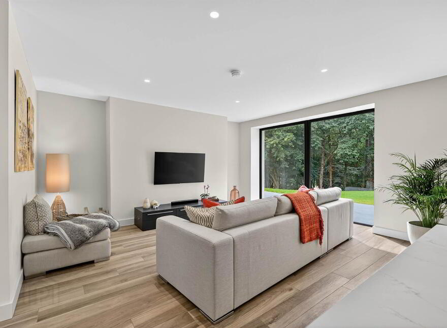 8 Ballynahatty Road, Belfast, BT8 8LE