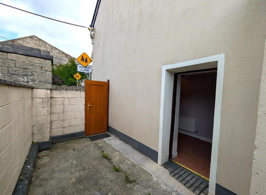 Station Road, Swinford, F12KA99