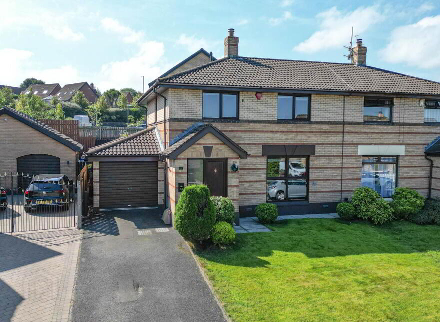 32 Hollybrook Avenue, Newtownabbey, BT36 4ZL photo