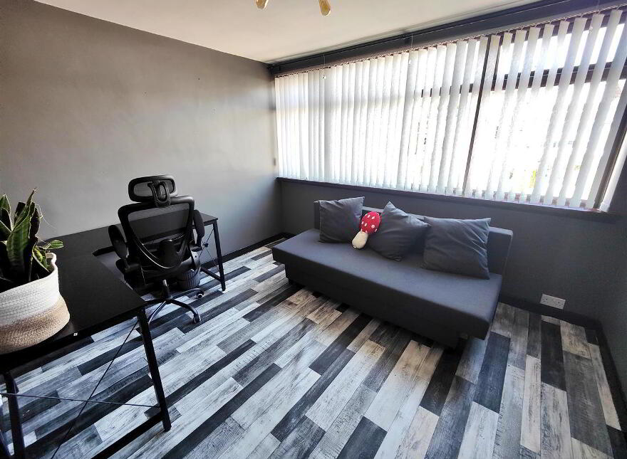 17 Squires Hill Road, Belfast, BT14 8FJ