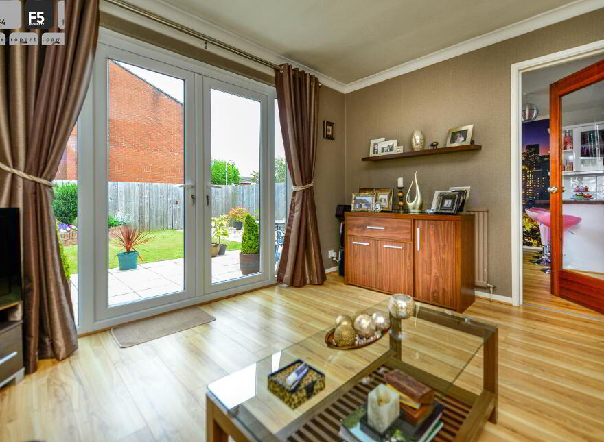 10 Renfrew Walk, Sandy Row, Belfast, BT12 5EA