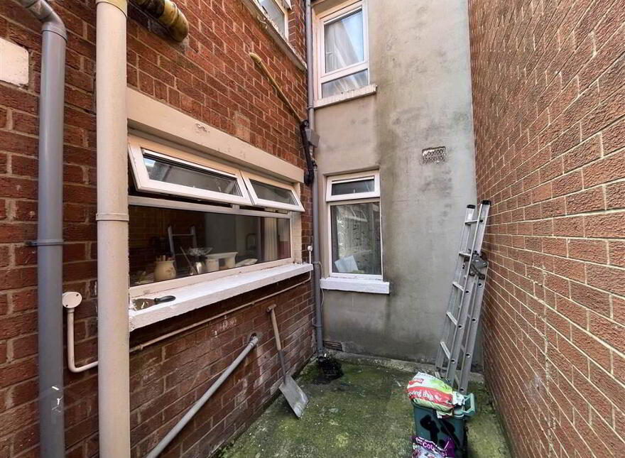 43 Beechmount Parade, Belfast, BT12 7LW