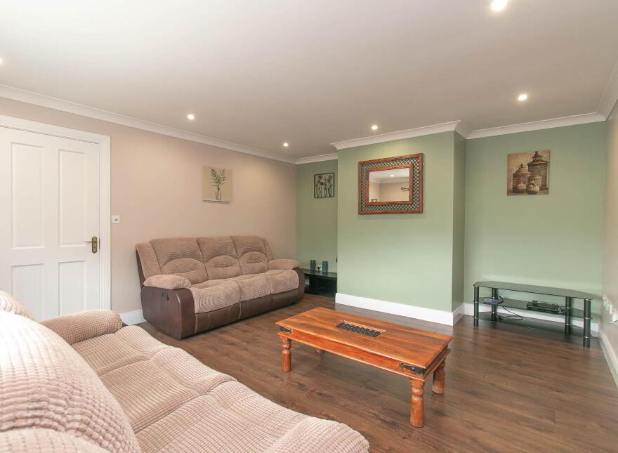 1 Lakeview, Corfeehone, Poles, H12H342